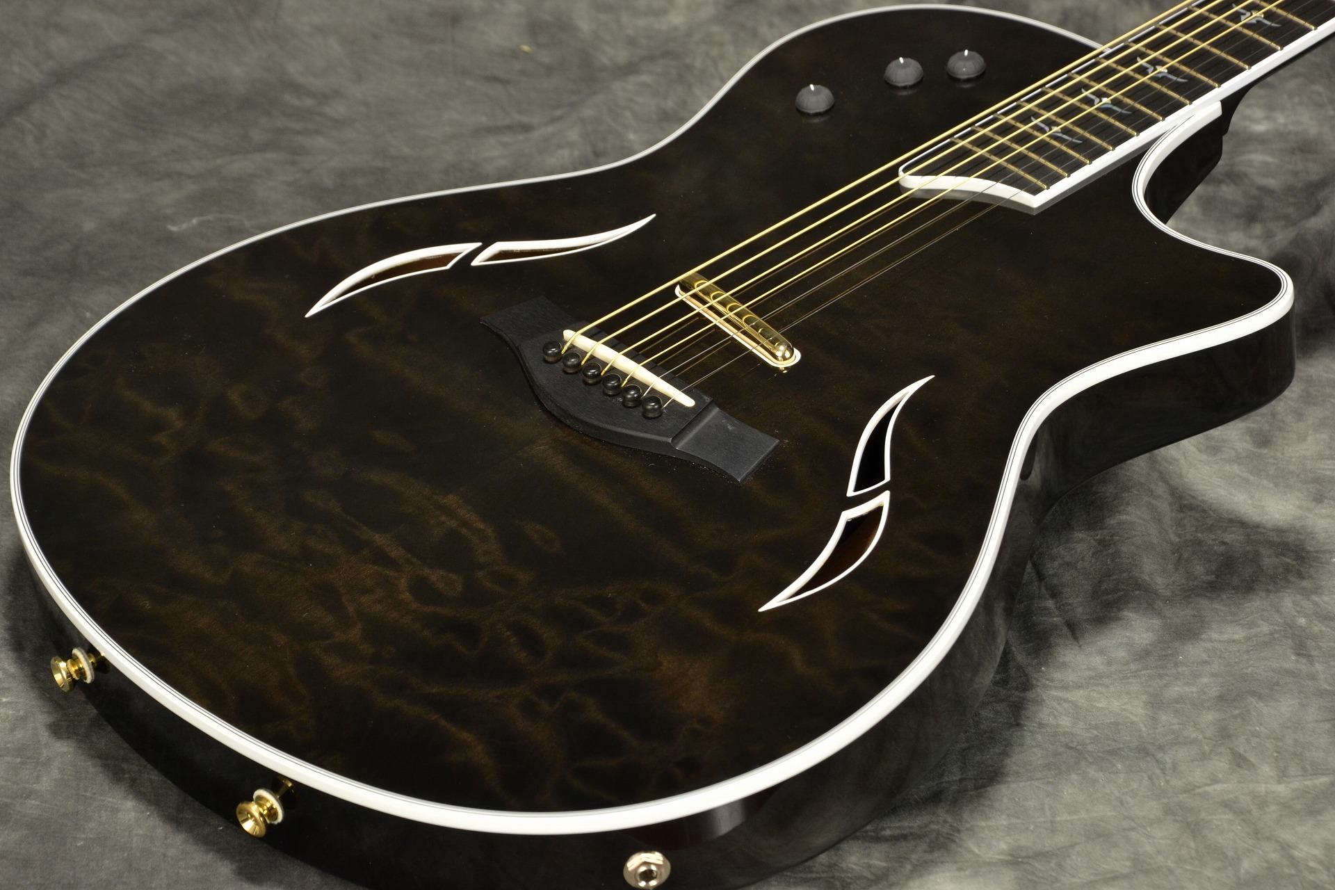 今注目のギタリストMIYAVI氏の使用で話題のTaylor T5-C1が入荷 